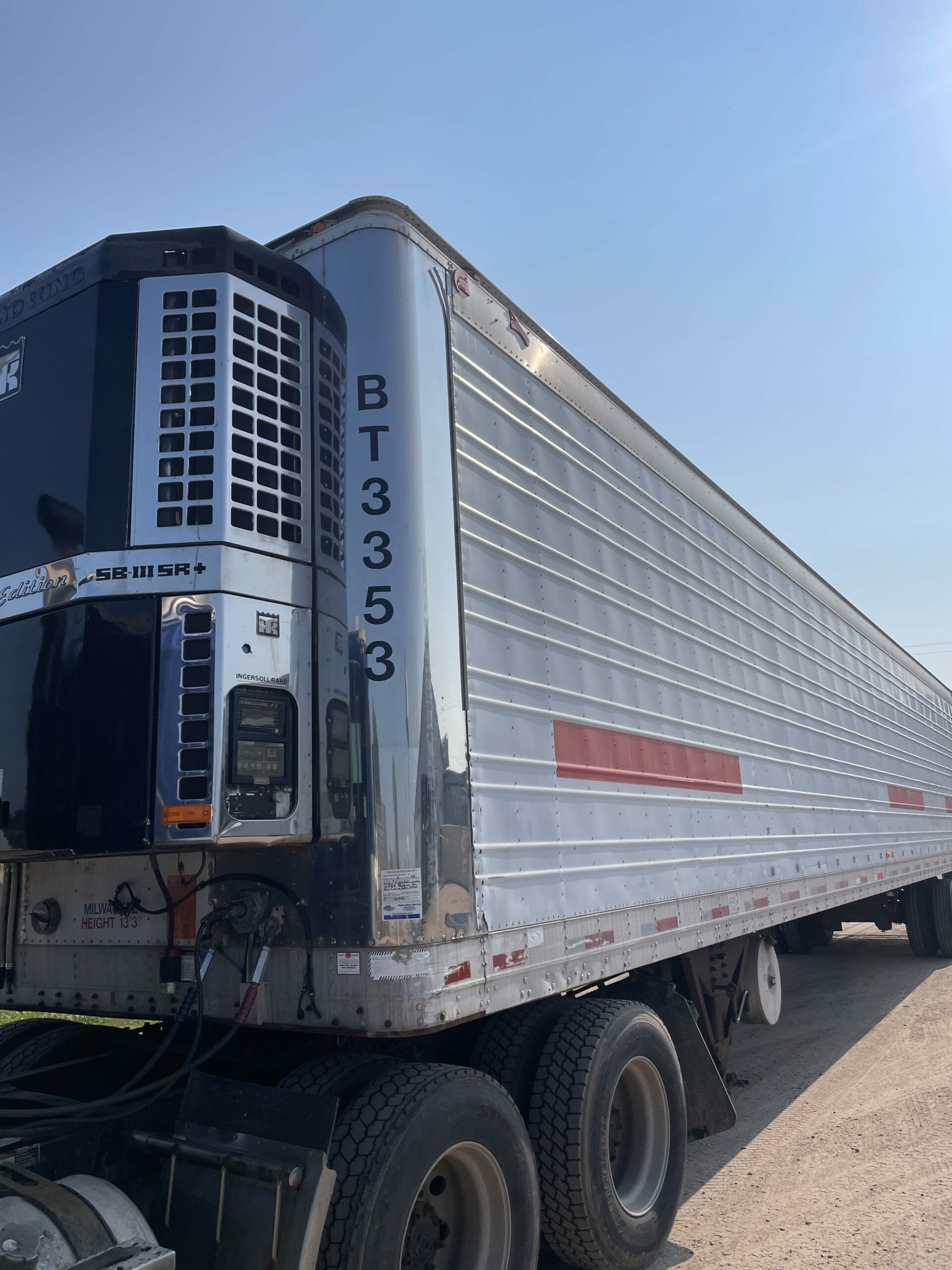 53 foot refrigerated trailer rental BT-3353 electric unit in Eau Claire Wisconsin